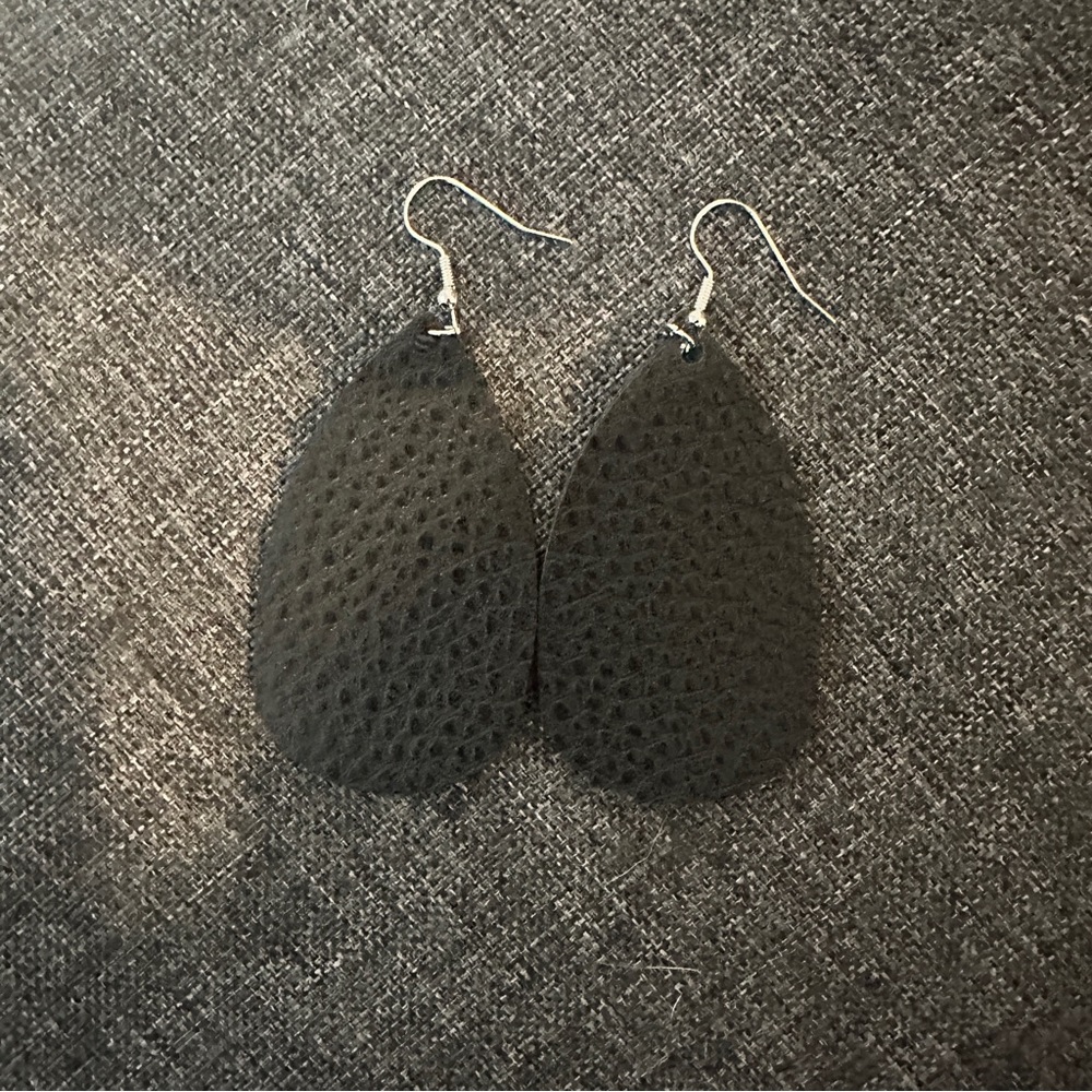 Leatherette drop black earrings